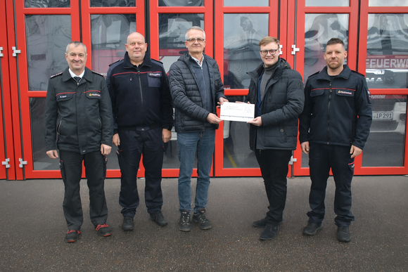 Spendenübergabe durch Geschäftsführer der B.I.W. GmbH an Jugendfeuerwehr Willstätt in Beisein von Kommandanten und Bürgermeister Polley