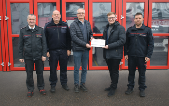 Spendenübergabe durch Geschäftsführer der B.I.W. GmbH an Jugendfeuerwehr Willstätt in Beisein von Kommandanten und Bürgermeister Polley